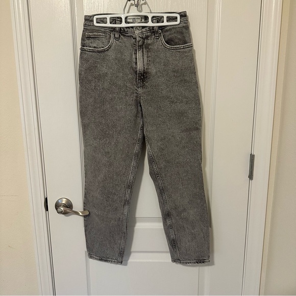 Abercrombie The Mom / Curve Love / High Rise Jeans / GREAT condition - Picture 1 of 4